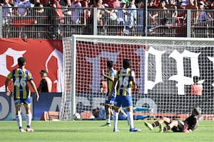 Newell's va con todo: un mano a mano malogrado y el poste evitaron el primer gol ante Central