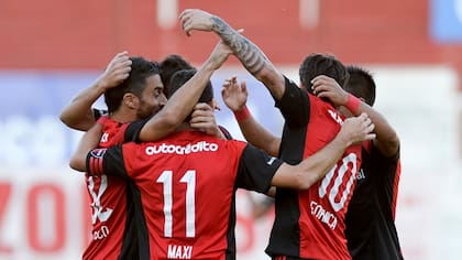 Newell´s superó a Huracán 1-0 y, al menos por unas horas, alcanzó a Boca en la cima