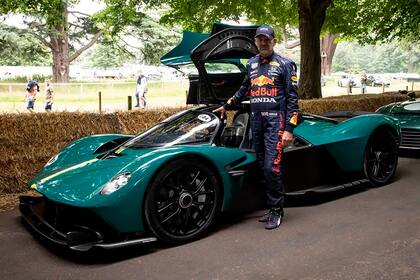 Newey, vestido de Red Bull pero posando con un Aston Martin; la marca inglesa contará con él desde 2025, en principio por tres temporadas.