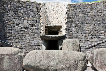 Newgrange fue construido enteramente con piedras, y quienes fueron sus autores es algo que aún es un enigma para los arqueólogos
