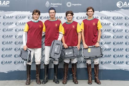 Newman A, ganador de la Zeus: Marcos Llavallol, Martín Di Paola, Jerónimo Llavallol y Silvestre Novillo Astrada.