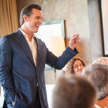 Newsom señala a California como un mercado estable