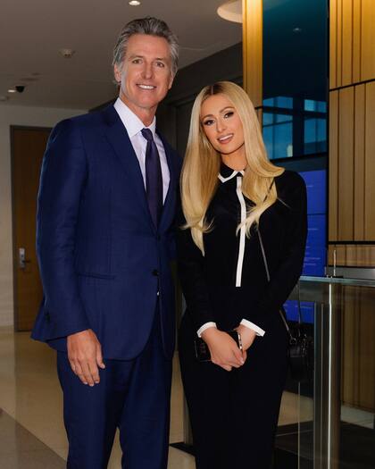 Newsom y Paris Hilton cuando se promulgó la ley