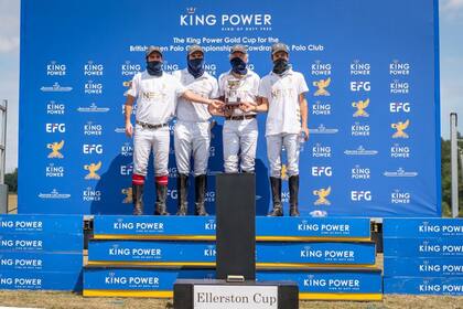Next Generation, con su copa de vencedor de la otra semifinal: Diego Cavanagh, Adolfo Cambiaso, el patrón Jean-François Decaux y Poroto Cambiaso.
