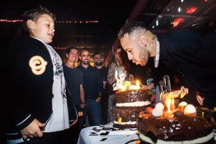 Ney, soplando las velitas con Davi Lucca da Silva Santos (11), el hijo que tuvo con Carolina Dantas.
