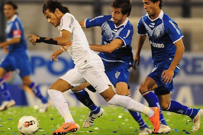 Neymar (17 de mayo de 2012): el crack brasileño en acción ante Vélez, en el Amalfitani, y por la Libertadores; el Santos avanzó a las semifinales, pero luego perdería con Corinthians