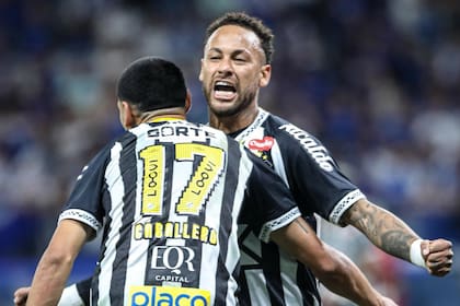 Neymar abraza a Caballero, autor del agónico 2 a 1 para Santos sobre Cruzeiro (@SantosFC)