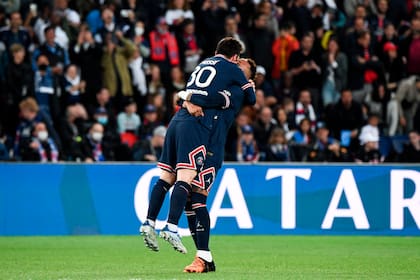 Neymar alza a Messi: la complicidad de dos amigos; en ambos descargan su frustración los ultras de la tribuna Auteuil, pero el resto del estadio aclamó el rosarino tras el golazo a Lens.