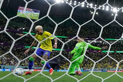 Neymar anota el primer gol de Brasil en el partido contra Croacia por los cuartos de final del Mundial, el viernes 9 de diciembre de 2022, en Rayán, Qatar. (AP Foto/Andre Penner)