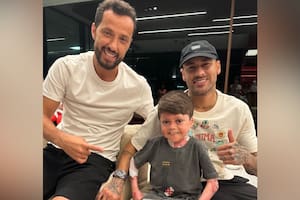 El emotivo gesto de Neymar con un niño que despertó tras 16 días en coma