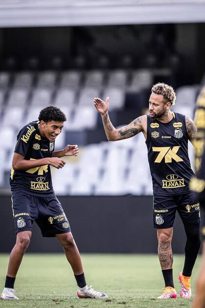 Neymar bromeando en el último entrenamiento con el hijo de Robinho