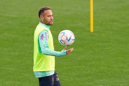 Neymar camina con el balón en una sesión de entrenamiento de la selección de Brasil en el centro deportivo Continassa en Turín, Italia