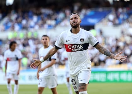 Neymar celebra tras anotar un gol para el Paris Saint-Germain en el amistoso contra Jeonbuk Hyundai, el jueves 3 de agosto de 2023, en Busán, Corea del Sur. (Yoon Dong-jin/Yonhap vía AP)