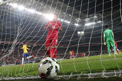 Neymar celebra uno de sus dos goles a Turquía