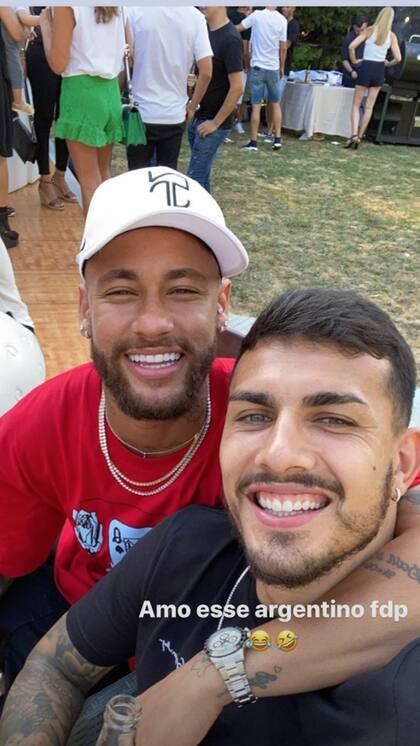 Neymar compartió una amistosa foto con Paredes. 
