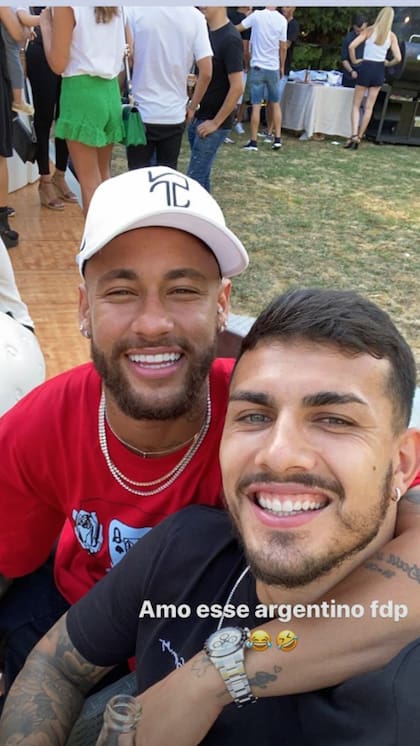 Neymar compartió una amistosa foto con Paredes.