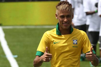 Neymar con el nuevo modelo de Brasil
