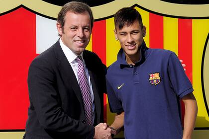 Neymar cuando llegó a Barcelona, junto con el presidente Sandro Rosell 