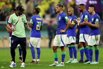 Neymar dedica palabras de aliento a sus compañeros, luego de la derrota con Camerún