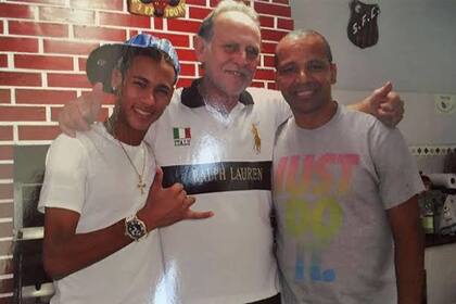Neymar dijo que no conoce a los Sonda: en la imagen, con Idi Sonda y Neymar padre