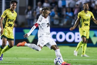 A Neymar le pasó de todo: golazo, penal infantil, otra molestia física y un futuro incierto