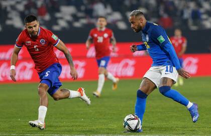Neymar, en acción ante Paulo Díaz en la victoria de Brasil ante Chile; el delantero es uno de los pocos titulares que le quedaron a Tite