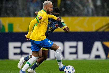 Neymar, en acción, frente a Jefferson Lerma, durante el último encuentro, frente a Colombia (AP Photo/Andre Penner)