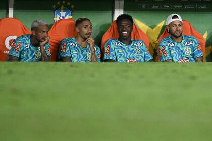 Neymar, en el banco de suplentes mientras se recupera de una lesión, junto a Vinicius, Raphinha y Wesley, reemplazados tras el primer tiempo