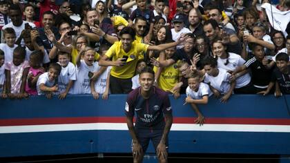 Neymar, en el centro de la escena en PSG