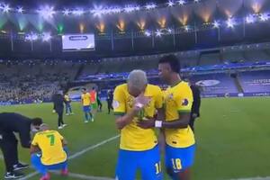 Neymar, en el final del partido, llorando desconsoladamente