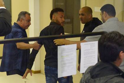Neymar, ayudado para caminar, declaró en Río de Janeiro; “¡inocente!”, gritó la gente que lo saludó en la puerta de la comisaría