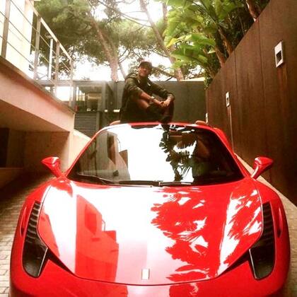 Neymar en su Ferrari.