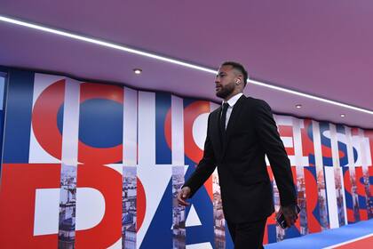 Neymar encabeza la llegada al Parque de los Príncipes de PSG