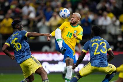 Neymar, entre dos adversarios colombianos (AP Photo/Andre Penner)