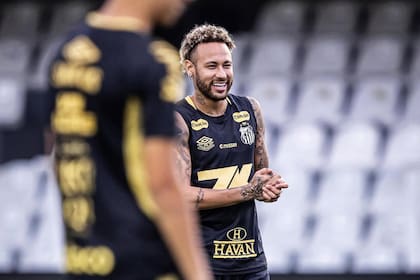 Neymar entrenó miércoles y jueves con el plantel, y se metió en la convocatoria