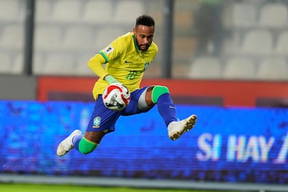 Neymar es duda para el debut de Brasil en el Mundial por una lesión muscular.