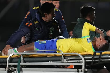 Neymar es retirado en camilla tras sufrir la rotura de ligamentos de una rodilla en el Centenario, en su último partido en la selección