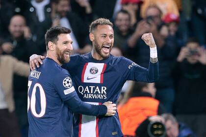 Neymar festeja, junto a Lionel Messi, un gol del PSG en la Champions League