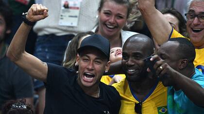 Neymar festejó la medalla dorada de Brasil en voleibol