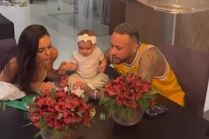 La controvertida actitud de Neymar en pleno festejo por los seis meses de su hija