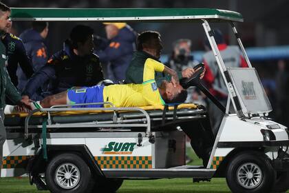 Neymar había sufrido la rotura de los ligamentos cruzados de su rodilla izquierda en la derrota de Brasil ante Uruguay en octubre