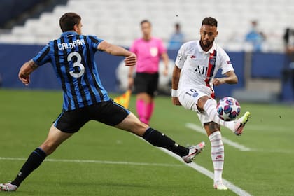 Neymar intenta controlar la pelota ante Caldara; Atalanta intentó parar al brasileño con nueve foules