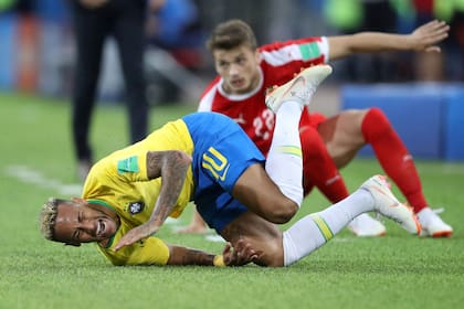 Neymar Jr. cae luego de una gambeta