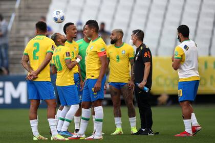 Neymar Jr. de Brasil (2L) cabecea el balón mientras el partido estaba suspendido: nunca se reanudó