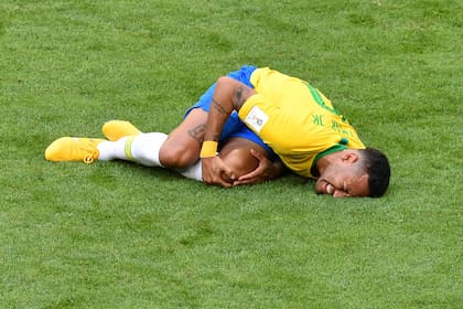 Neymar Jr dolorido por un golpe