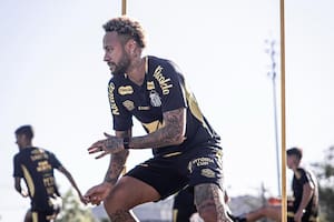 Neymar se tiene que operar por una lesión, pero decidió arriesgarse para evitar el descenso con Santos