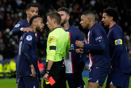 Neymar Jr enfrenta al referí, Clement Turpin, luego de que este le mostrara la tarjeta roja durante el partido entre el Paris Saint-Germain y Strasbourg en el Parc des Princes en Paris, Miércoles 28 de diciembre 2022. (AP foto/Thibault Camus)