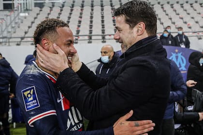 Neymar y Mauricio Pochettino se saludan luego de recibir el trofeo.