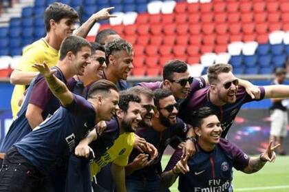 Neymar junto a sus Toiss en su presentación en PSG