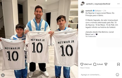 Neymar le obsequió tres camisetas de Santos FC a la familia Messi